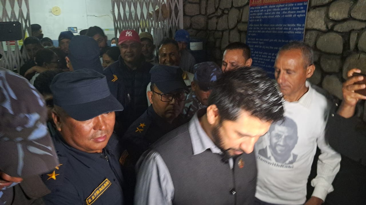 रवि लामिछाने पक्राउ परेपछी कार्यकर्ताले लगाए प्रधानमन्त्रीविरुद्ध नाराबाजी